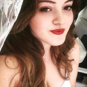 Seksi ve seks oyunlarını çok iyi bilen Çilem